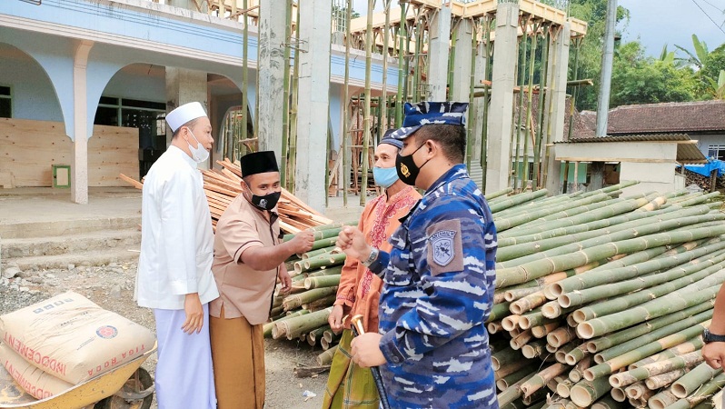 Bantu Renovasi Masjid Al Ikhlas Rejopuro, Danlanal Banyuwangi Berharap Semoga Bermanfaat