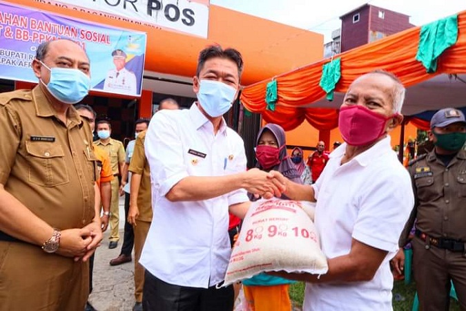 Bupati Rohil Afrizal Serahkan Bantuan Sosial Tunai dan Beras Miskin