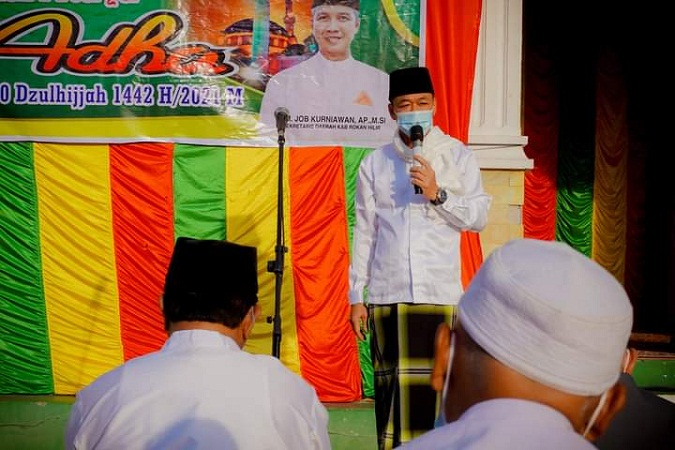 Bupati Rohil Melaksanakan Sholat Idul Adha di Lapangan Tenis Bagansiapiapi