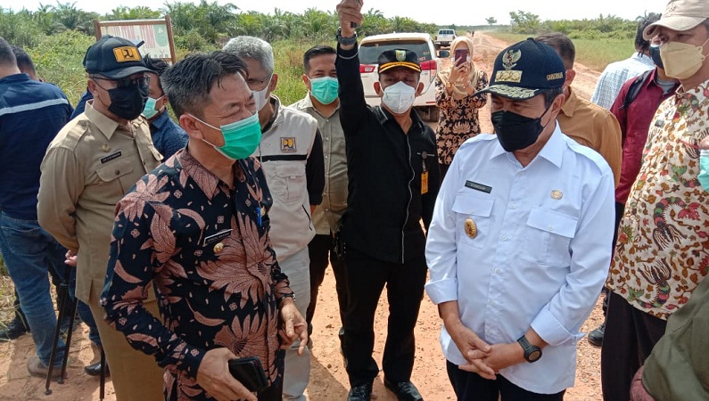 Bupati dan Wabup Rohil Mendampingi Gubernur Riau Tinjau Kondisi Jalan Lintas Pesisir Rohil