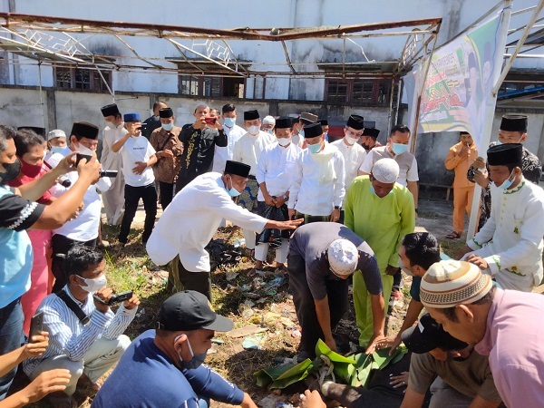 Bupati dan Wakil Bupati Rohil Menyaksikan Pemotongan Hewan Qurban untuk Media