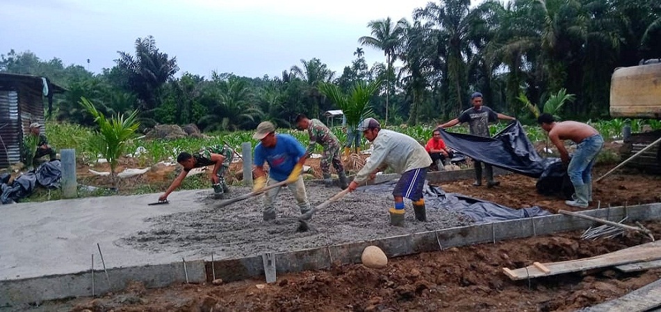 Dari Pagi Hingga ke Pagi Lagi, Pengecoran Jalan TMMD Kodim 0204/DS Terus Berlanjut