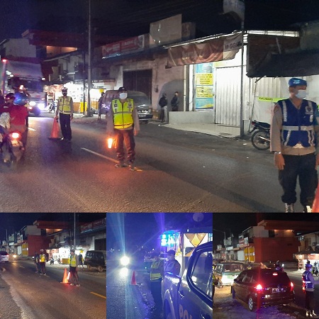 Gelar Patroli Humanis PPKM Darurat Skala Besar, Petugas Pos Penyekatan Bagikan Bansos ke Pedagang Kaki Lima