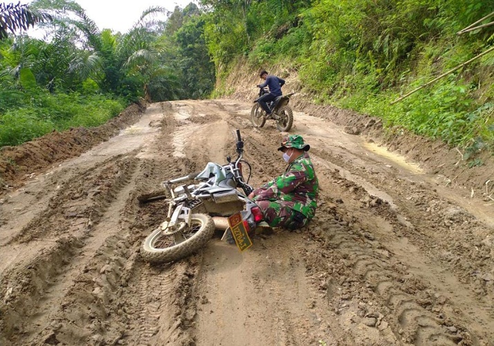Jatuh Bangun di Jalan Berlumpur, Satgas TMMD Kodim 0204/DS Tetap Tunaikan Bakti TNI Membangun Negeri