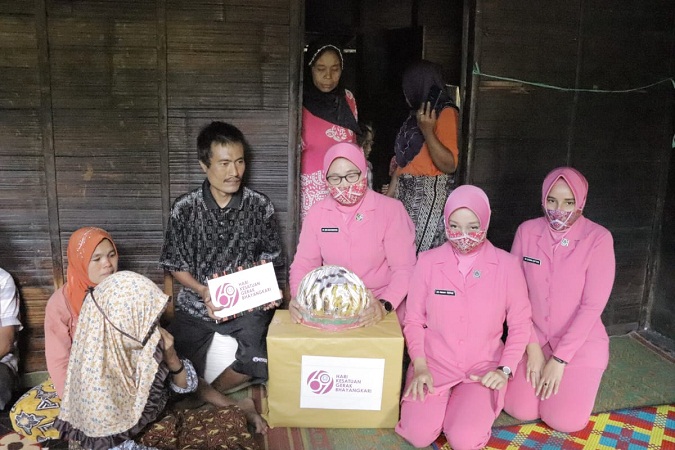 Kapolres Madina Bersama Ketua Bhayangkari Cabang Madina: Semoga Bantuan Ini Bermanfaat Bagi Pak Rahmat dan Pak Ahyar
