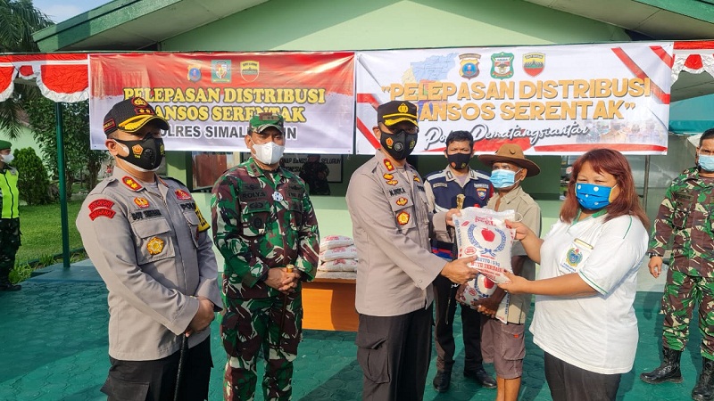Kapolres Simalungun dan Kapolres Siantar Bersama Dandim 0207/ SML Lepas Distribusi Bansos Serentak TNI-POLRI