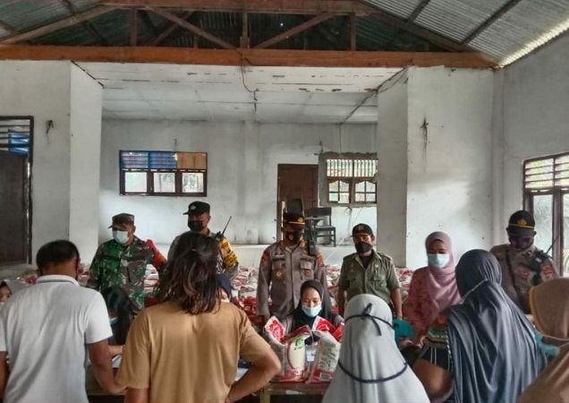 Kawal Pemberian Bansos, AKP Saepullah Ingatkan Patuhi Prokes