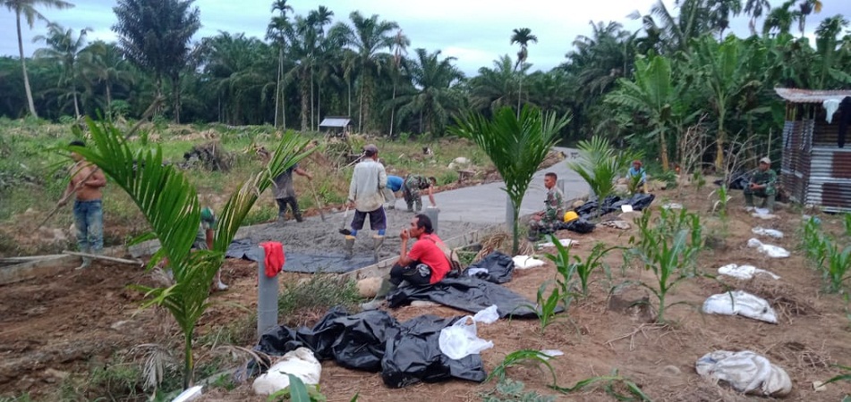 Kebut Jalan Rigid Beton, Satgas dan Warga Hanya Punya Sedikit Waktu Istirahat