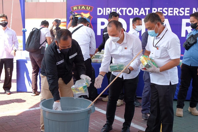 Lagi, Polda Riau Musnahkan Ratusan Kilogram Sabu dan Ribuan Butir Pil Ektasi
