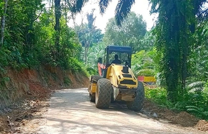 Masyarakat Desa Mabar Sumringah Jalan Daerahnya Mulus Ditangani Satgas TMMD 111 Kodim 0204/DS
