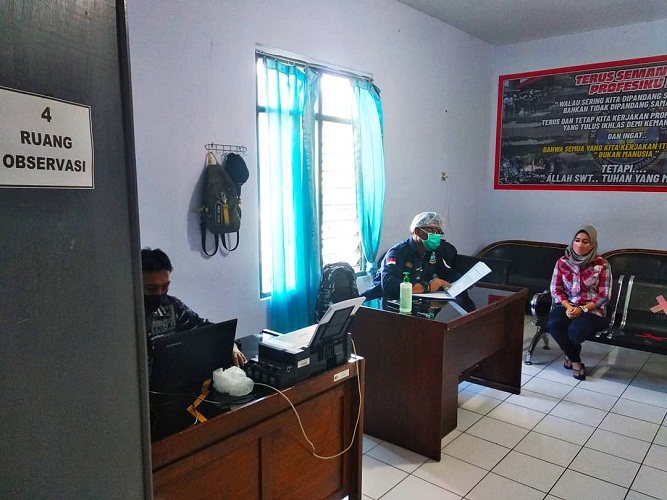 Paramedis TNI AL Balai Pengobatan Lanal Banyuwangi Melaksanakan Serbuan Vaksinasi Masyarakat Maritim