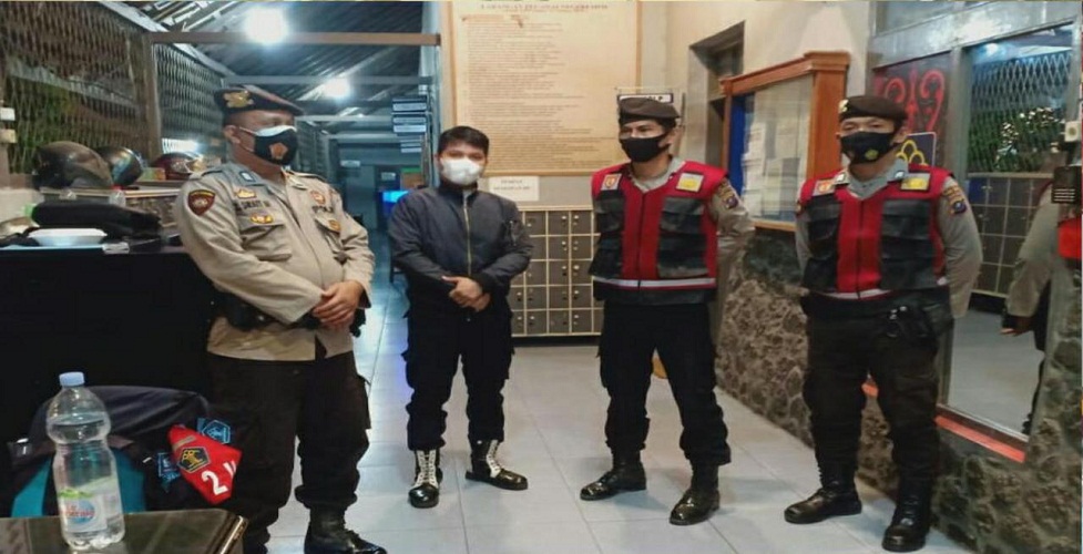 Personil Sabhara Giat Patroli Blue Light dan Ops Yustisi Sambangi Warga, Antisipasi Gangguan Kamtibmas