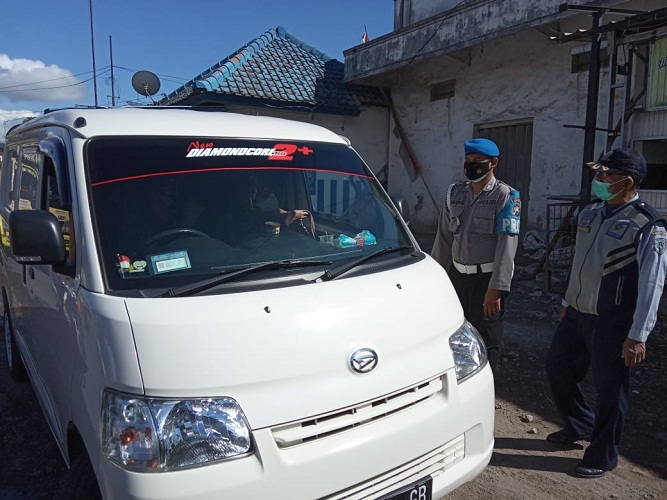 Petugas Pos PPKM Darurat  Kalibaru, Tak Dapat Menunjukkan Surat Hasil Swab Maupun Sertifikat Vaksin, Kendaraan Berplat Nomor Luar Daerah Diminta Putar Balik