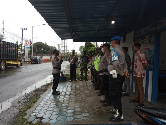 Polsek Kalibaru Polresta Banyuwangi Bersama Koramil 0825/05 Kalibaru Menggelar Apel PPKM Darurat