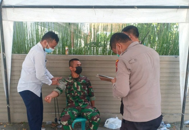 Prajurit Yonzipur 1/DD yang Ikut Kegiatan PPKM, Disemprot Cairan Disinfektan dan Swab Antigen