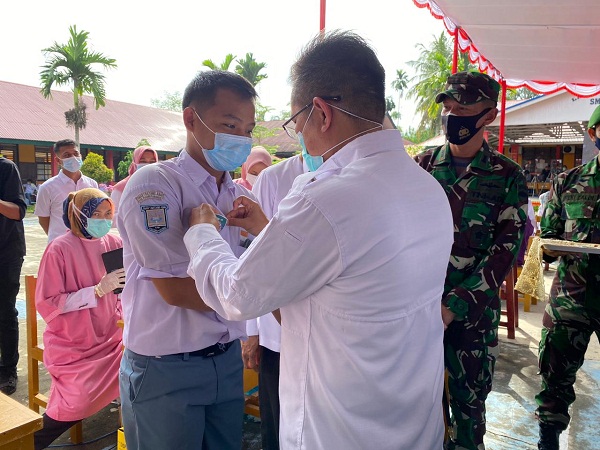 SMAN I dan SMPN I Batang Anai Ikuti Vaksin Massal Pelajar dan Dapatkan Pin dari Kodim 0308 / Pariaman