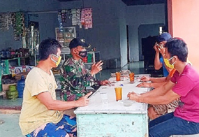 Sambangi Warkop, Satgas TMMD Kodim 0204/DS Komsos Manfaat PPKM Mikro