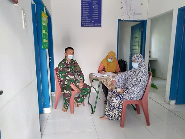 Sambil Layani Warga, Petugas Kesehatan TMMD Sosialisasi Prokes