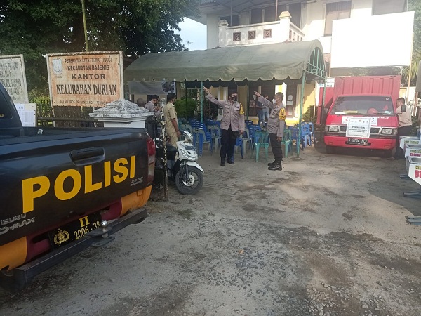 Sat Sabhara Polres Tebing Tinggi Kawal Pembagian Bansos Beras PPKM 2021