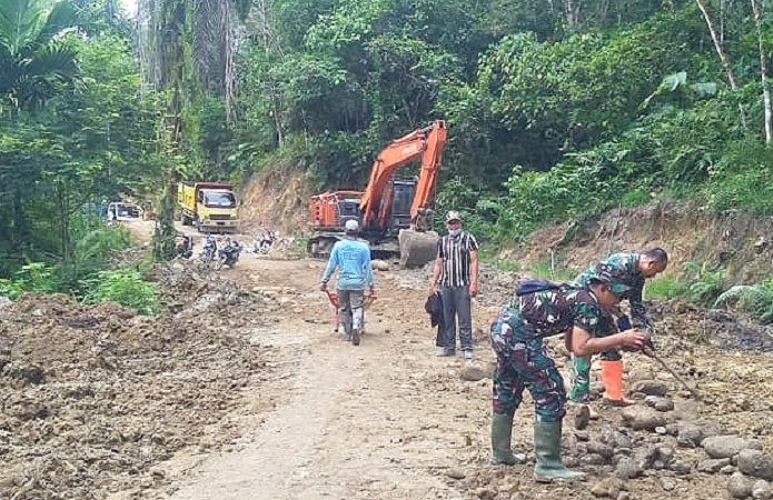 Satgas Kodim 0204/DS Terus Standby-kan Backhoe di Lokasi Pengecoran Jalan TMMD