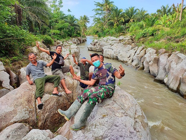 Sebelum Pergi, Anggota Satgas TMMD Kodim 0204/DS Nikmati Keindahan Alur Sei Buaya