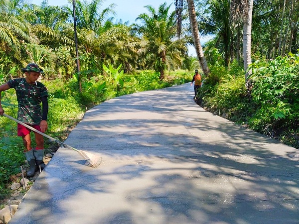 Selesai Dicor, Satgas Kodim 0204/DS Bentuk Permukaan Jalan TMMD Agar Tidak Licin