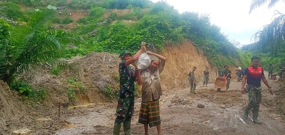 Spontanitas Satgas Kodim 0204/DS Membantu Warga di Lokasi TMMD