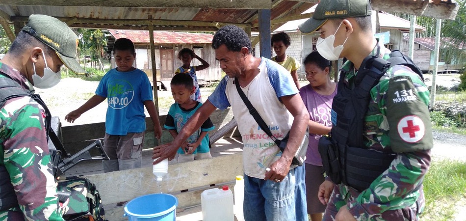 TNI Ajarkan Warga Cara Membuat Hand Sanitizer