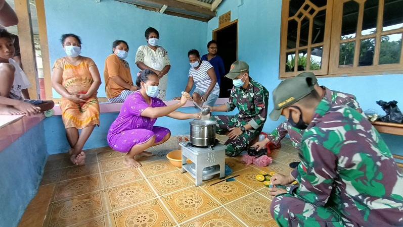 TNI Mengajarkan Pembuatan Wedang Jahe di Papua untuk Cegah Covid-19