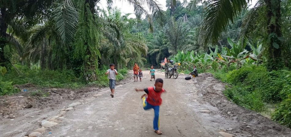 Tak Hanya Orang Dewasa, Anak-anak Pun Riang Gembira dengan Jalan Baru TMMM Kodim 0204/DS