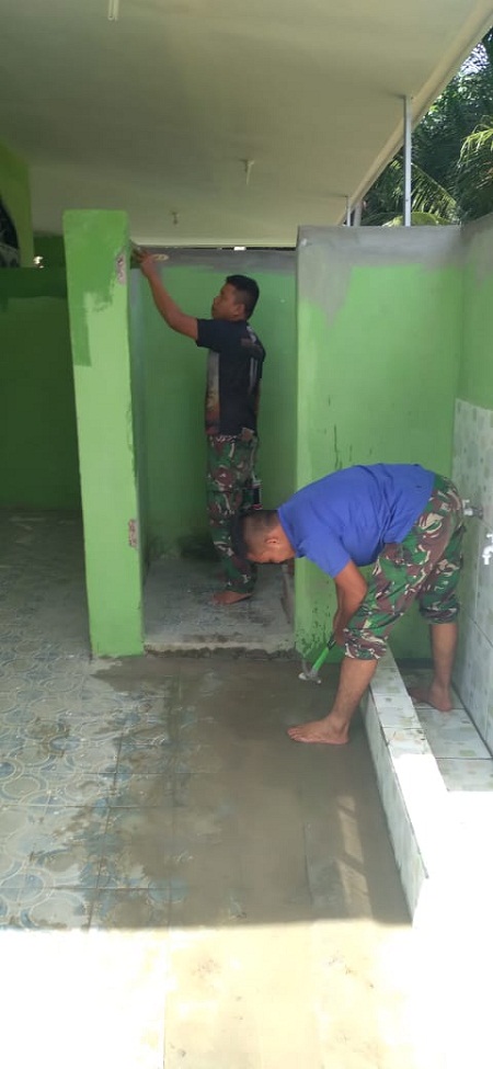 Tak Ingin Setengah-setengah, Personel Satgas Bersihkan Masjid Al Muttaqin