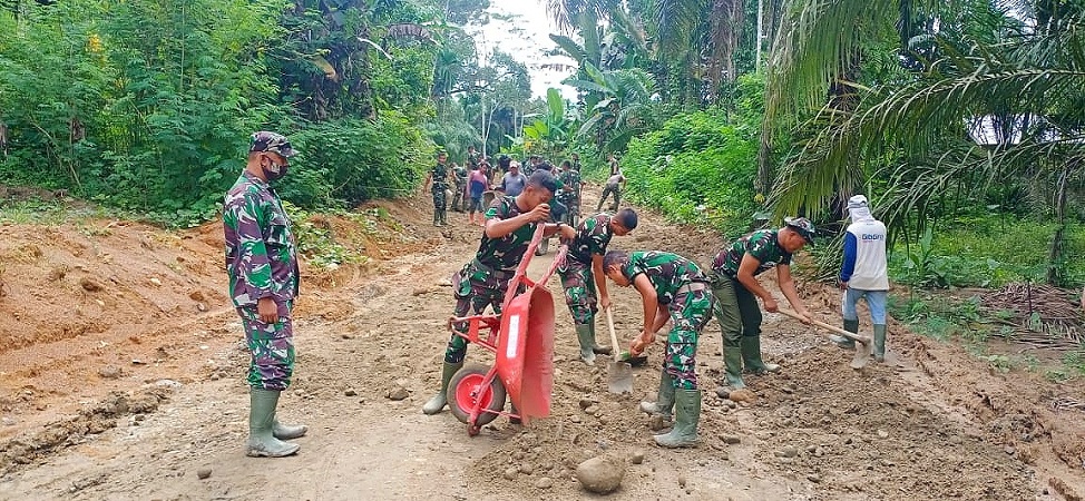 Tanpa Alat Berat, Satgas TMMD Kodim 0204/DS Langsir Tanah Timbun