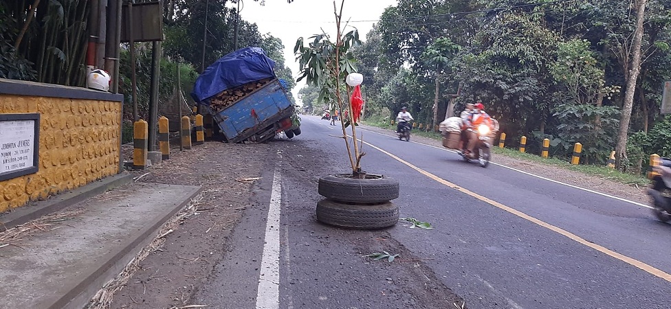 Truk Bawa Kayu Pinus Alami Patah As Roda Belakang