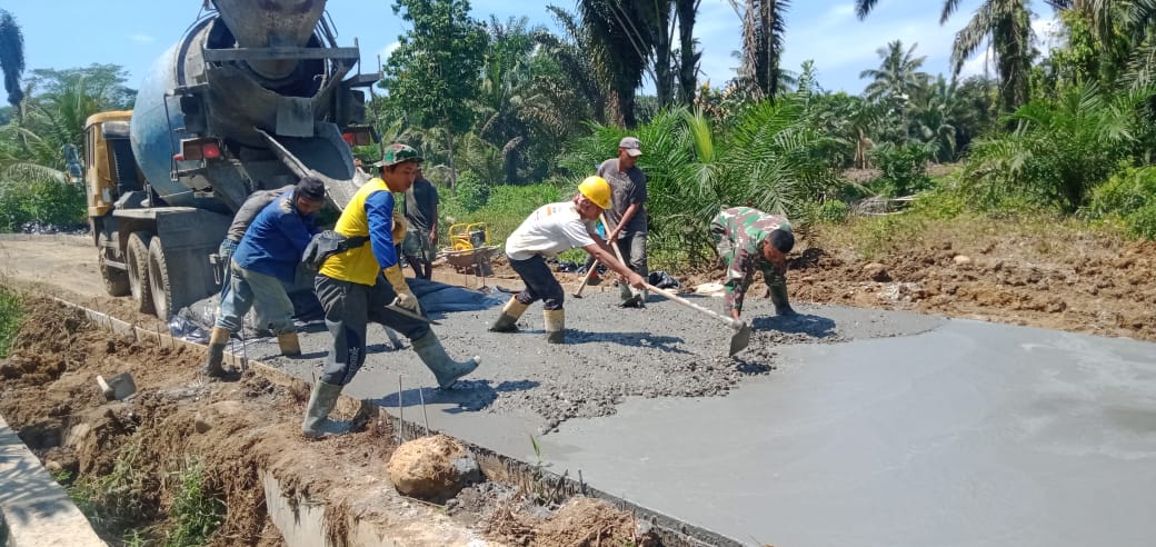 Berpacu dengan Waktu, Satgas Kodim 0204/DS Terus Siapkan Pengecoran Jalan TMMD