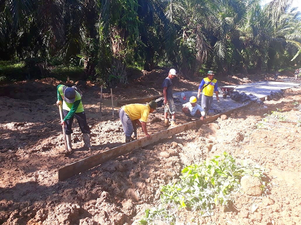 Warga Bantu Pasang Mal Jalan Konstruksi Rigid Beton