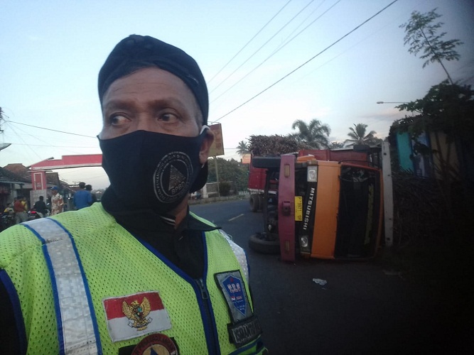Diduga Kelebihan Muatan, Truk Gandeng Muat Tebu Terguling di Jalur Nasional