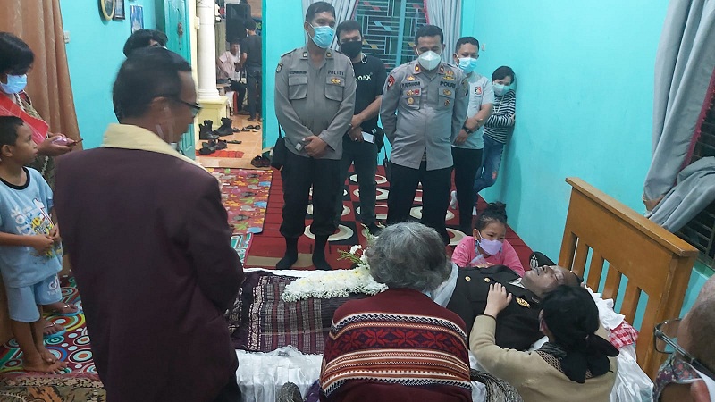 Anggotanya Meninggal, Kapolsek Medan Helvetia Takziah dan Berikan Uang Duka Buat Keluarga Alm. Aipda Manat Purba
