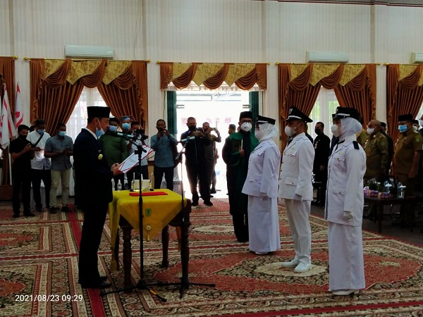 Bupati Rokan Hilir Secara Langsung Melantik dan Mengambil Sumpah Jabatan Tiga Pejabat Penghulu