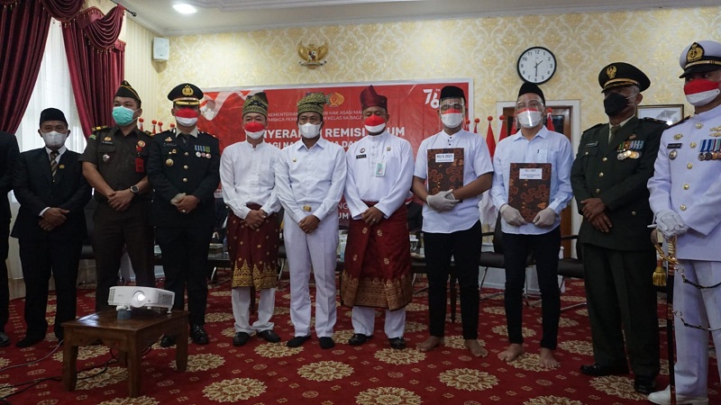 Delapan Orang Napi Bebas, Bupati Rohil Serahkan Remisi Umum