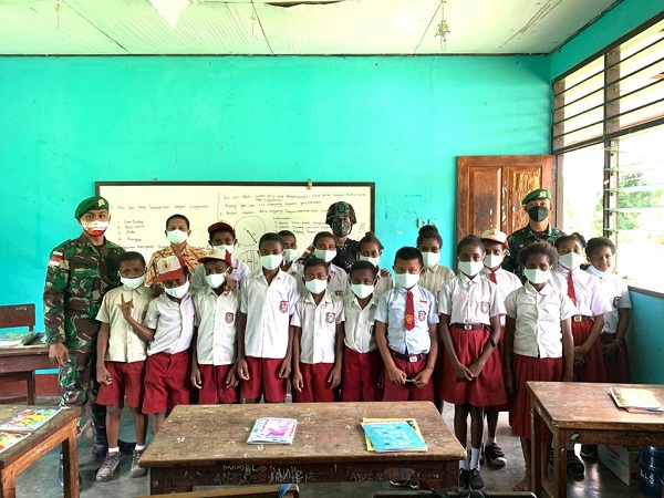 Jumat Berkah, Satgas Yonif 512 Bagikan Buku Tulis dan Masker untuk Murid SD