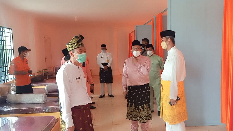 Kapolres Rokan Hilir Bersama Bupati Rokan Hilir Kunjungi Ruang Isolasi Mandiri Penanggulangan Covid-19