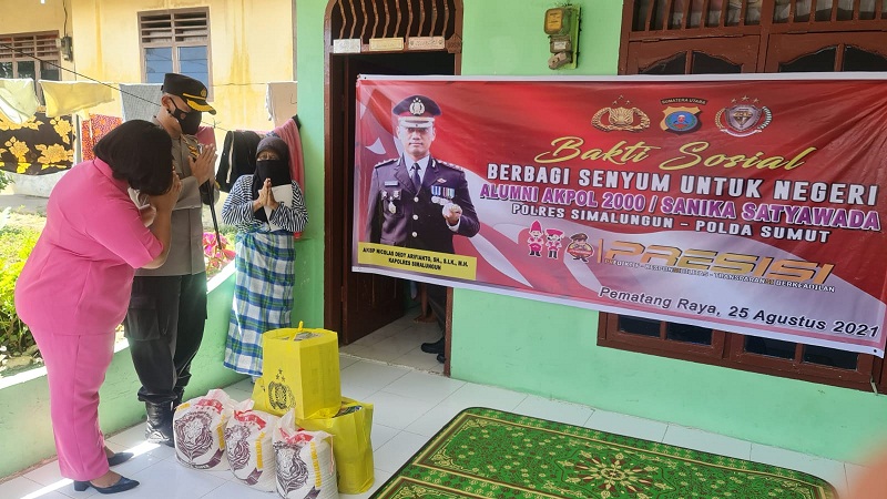 Kapolres Simalungun Salurkan 200 Paket Baksos Alumni Akpol 2000 kepada Warga Terdampak Covid-19