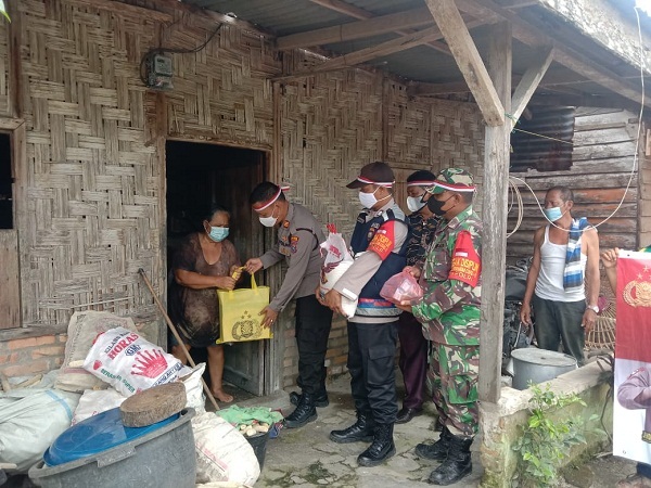 Kapolsek Bangun Kembali Menyalurkan Bansos Kapolda Sumut di Simalungun untuk 10 Warga Terdampak Covid-19