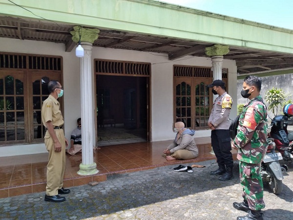 Kendalikan Covid-19 Babinsa Membantu Tracking di Dukuh Bandung