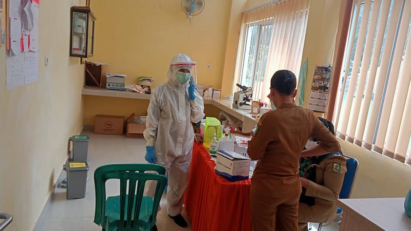 Lima Pegawai Puskesmas Sipipis Terkonfirmasi Positif Covid-19, Polsek Sipispis dan Kapus Gelar PCR Test Seluruh Pegawai