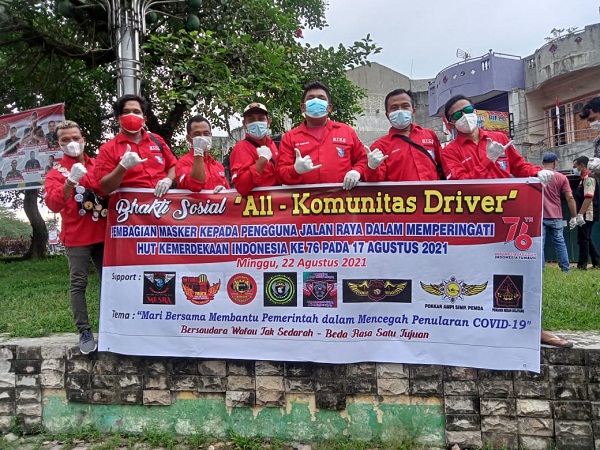 Meriahkan HUT RI ke-76, All Comunity Driver Berbagi Masker Cegah Penularan Covid-19