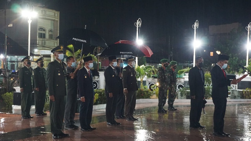 Meski Hujan, Bupati Rohil dan Forkopimda Laksanakan Apel Kehormatan di TMP