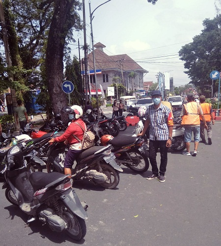 Parkir PPKM di Persimpangan Jalan Sudirman-Merdeka Menimbulkan Kerumunan