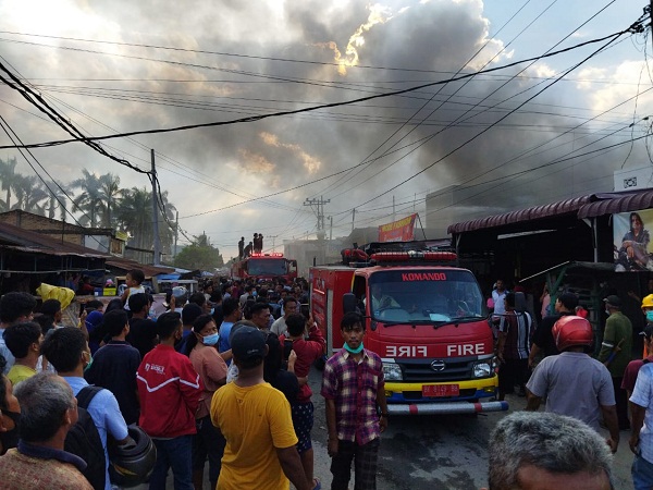 Personel Polsek Perdegangan Bantu Evakuasi Empat Unit Ruko yang Hangus Dilalap Sijago Merah