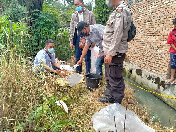 Personil Polsekta Tanah Jawa Cek Penemuan Mayat Bayi di Parit